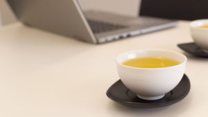 取引先で打ち合わせ、出されたお茶は飲んで良い?